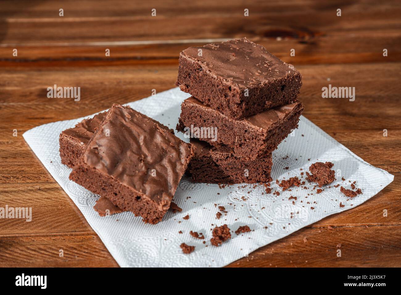 Quadrati di brownie al cioccolato fatti in casa su un tavolo. Vista alta. Foto Stock