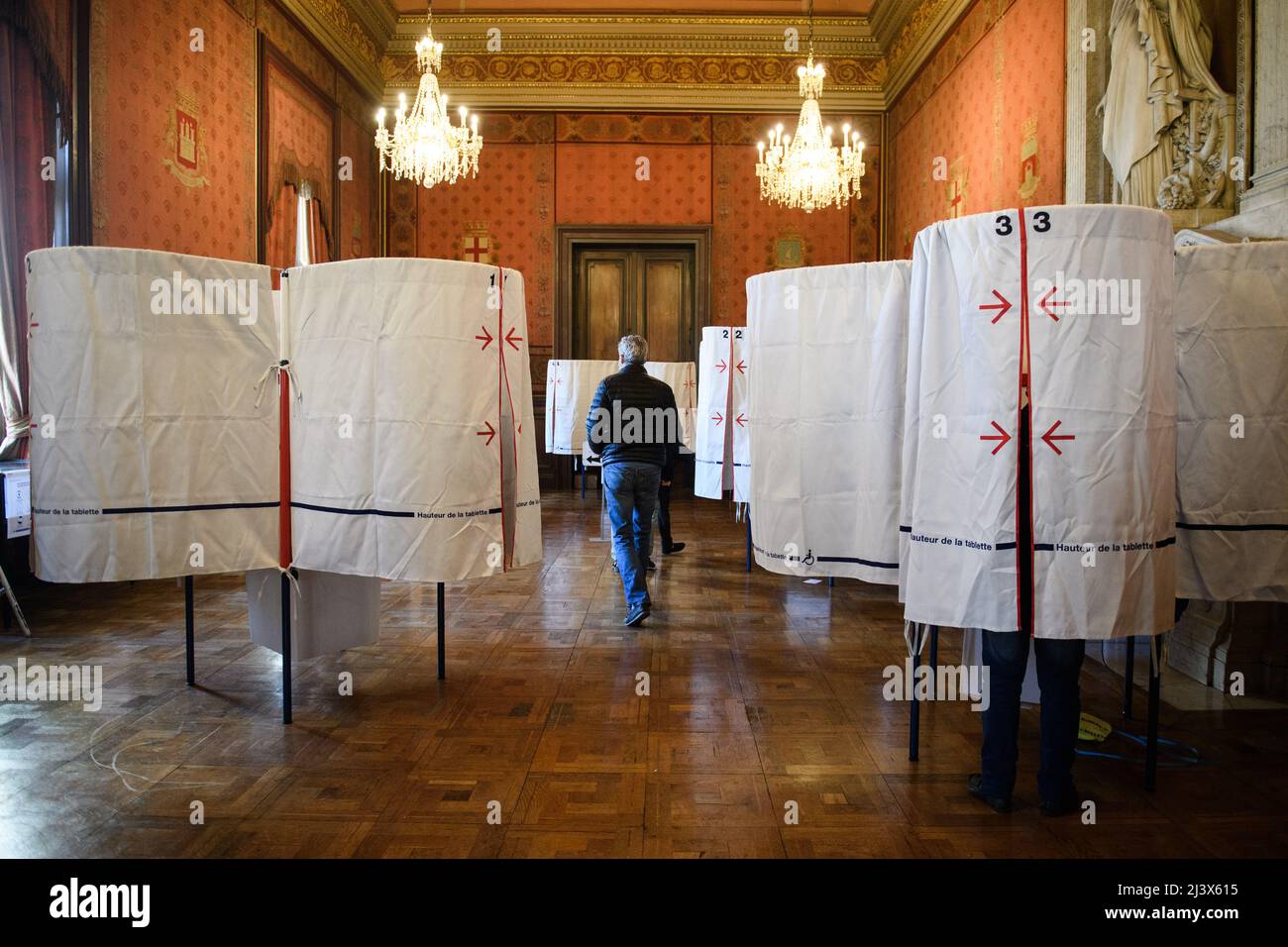 Marsiglia, Francia. 10th Apr 2022. Un cittadino lancia il suo scrutinio in un seggio elettorale a Marsiglia, Francia meridionale, il 10 aprile 2022. Il voto per le elezioni presidenziali francesi del 2022 è iniziato alle 8:00 ora locale (0600 GMT) di domenica in Francia metropolitana. Credit: Clement Mahoudeau/Xinhua/Alamy Live News Foto Stock