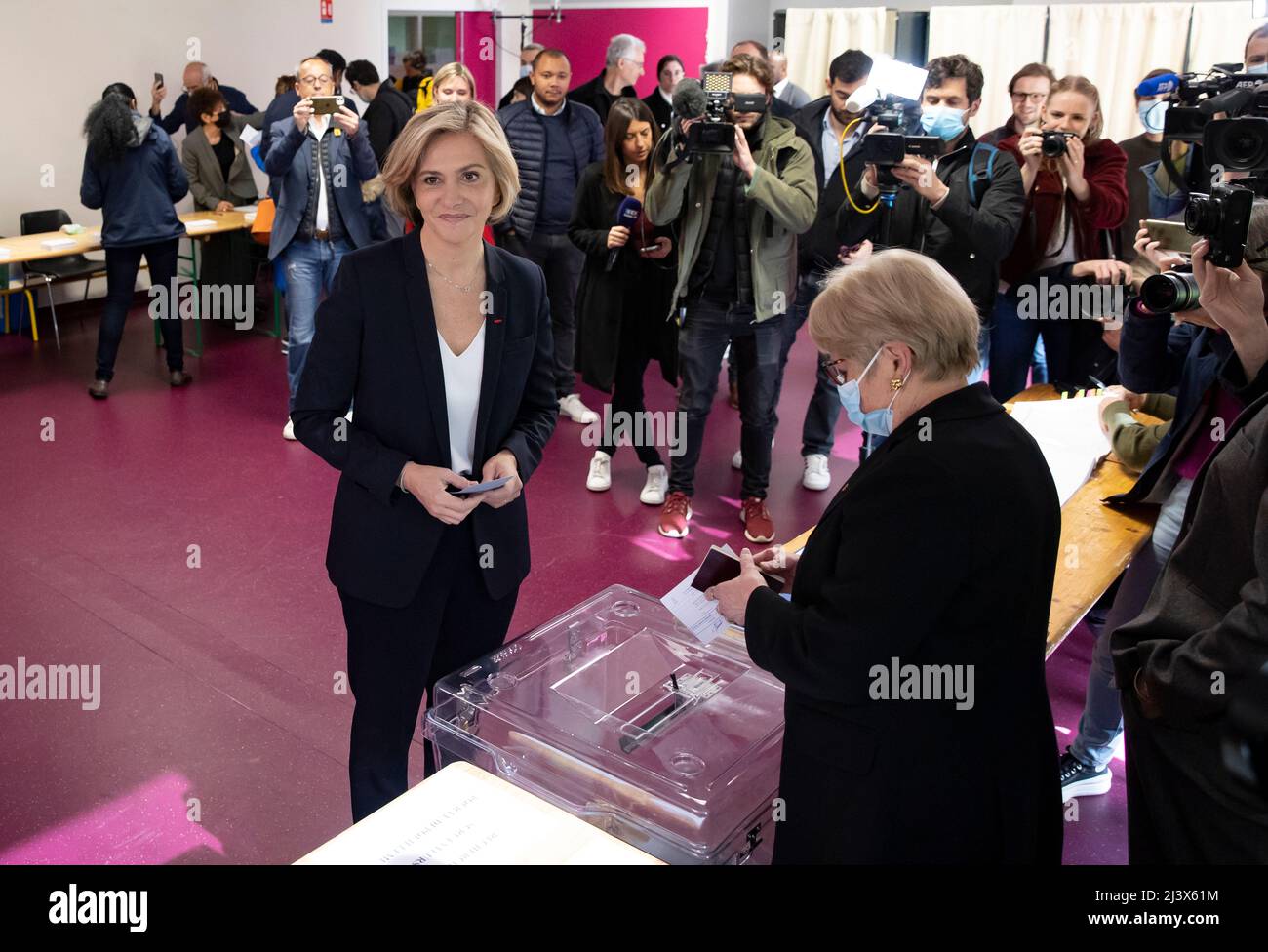 Versailles. 10th Apr 2022. Valerie Pecresse, candidata del partito Les Republicains, lancia il suo scrutinio in un seggio elettorale a Versailles, vicino Parigi, Francia, 10 aprile 2022. Il voto per le elezioni presidenziali francesi del 2022 è iniziato alle 8:00 ora locale (0600 GMT) di domenica in Francia metropolitana. Credit: Xinhua/Alamy Live News Foto Stock