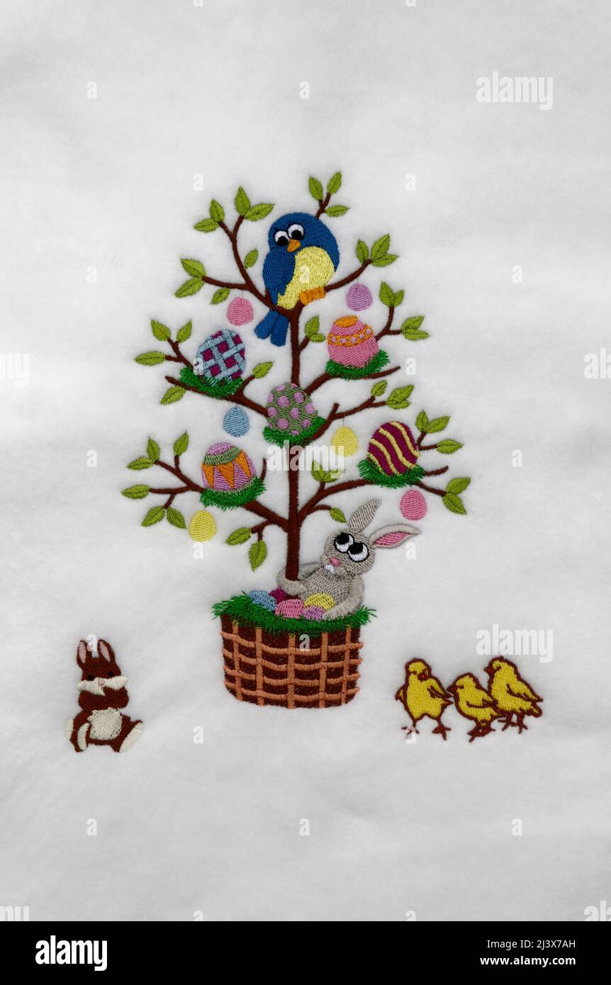 Albero di Pasqua, coniglio in cestino, uccello in cima, uova colorate, pulcini, coniglio piccolo, Feltro, ricamo a macchina, arte, artigianato, PR Foto Stock