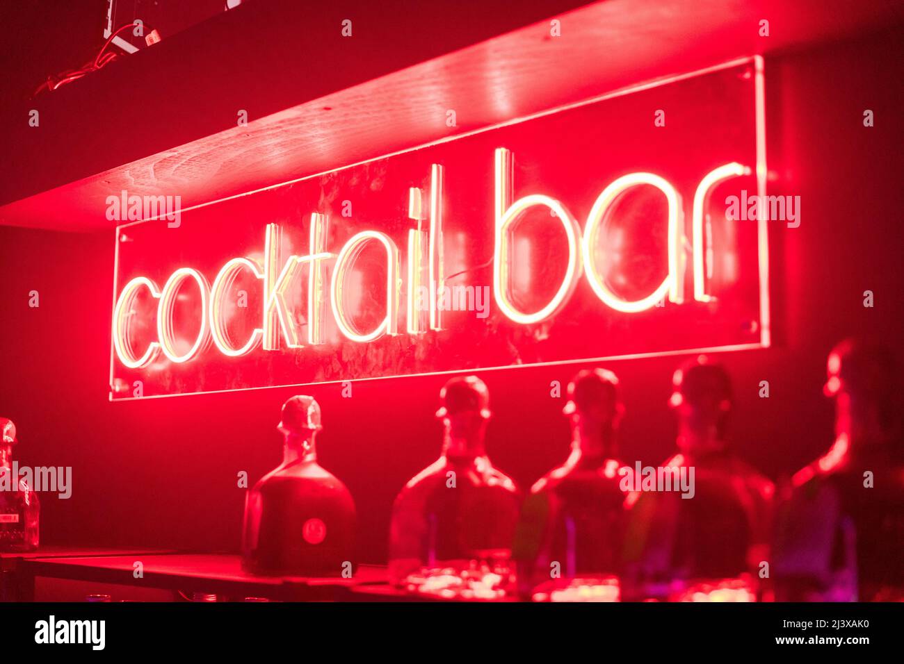 Neon cocktail bar sign immagini e fotografie stock ad alta risoluzione -  Alamy