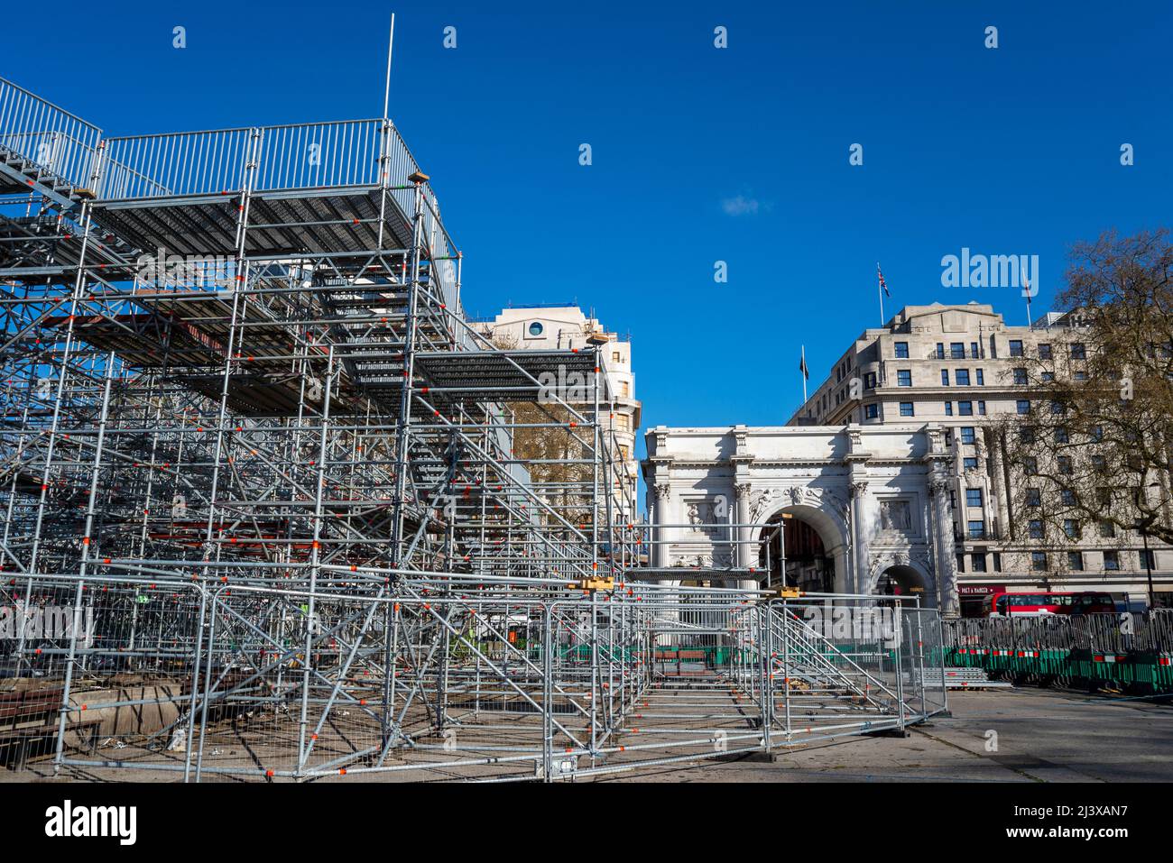 Smantellamento del Mound Marble Arch, o Marble Arch Hill, una collina artificiale temporanea di 25 metri di altezza situata vicino a Marble Arch a Londra Foto Stock