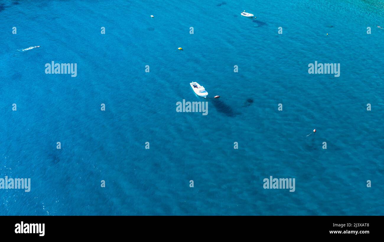 Vista aerea di una barca in una baia, Saplunara, Isola Mljet, Croazia Foto Stock