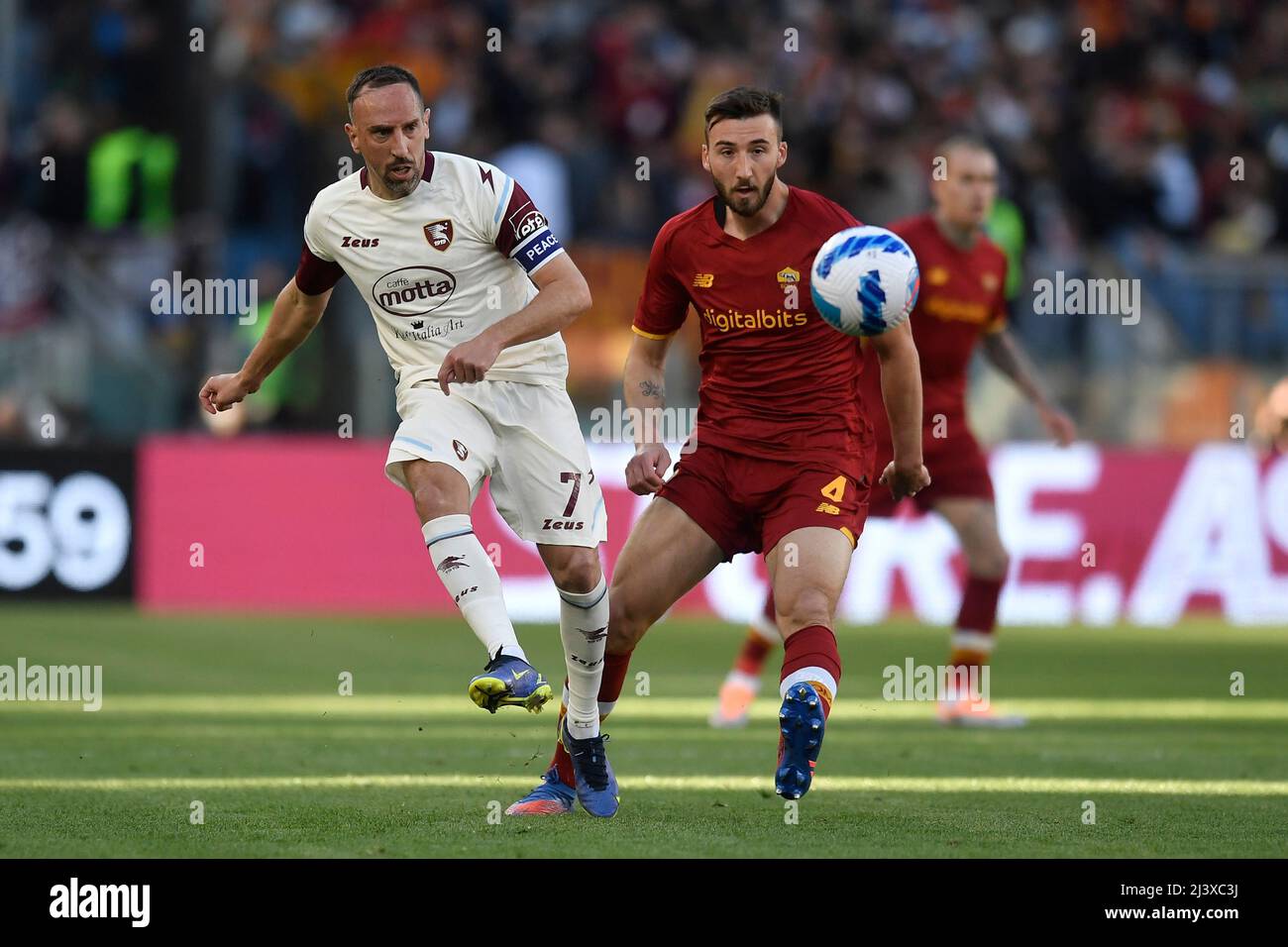 Roma, Italia. 10th Apr 2022. Frank Ribery di US Salernitana 1919 e Bryan Cristante di AS Roma durante la serie Una partita di calcio tra AS Roma e US Salernitana allo stadio Olimpico di Roma (Italia), 10th aprile 2022. Foto Antonietta Baldassarre/Insidefoto Credit: Ininsidefoto srl/Alamy Live News Foto Stock