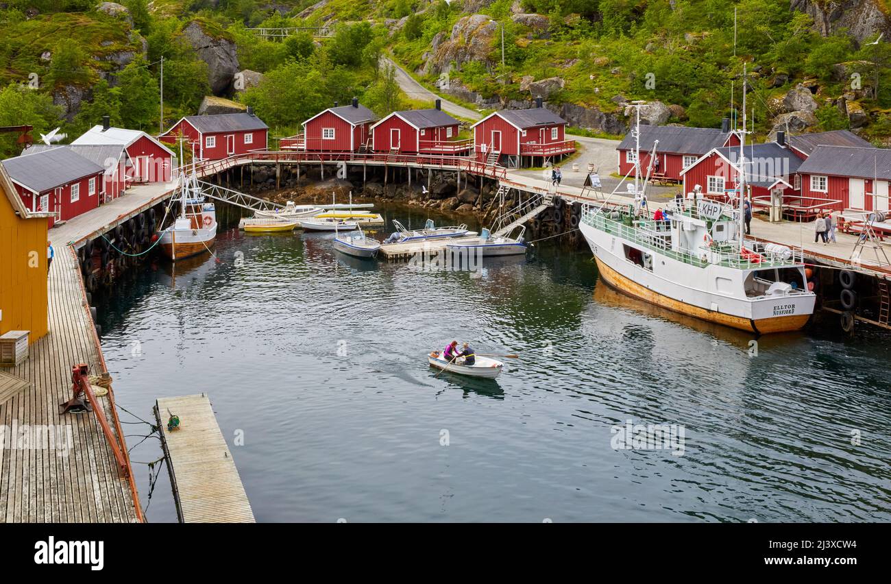 Il Quayside del patrimonio Villaggio di Nusfjord in occidentali Isole Lofoten - una volta un importante centro per la Norvegia il merluzzo industria fishng Foto Stock