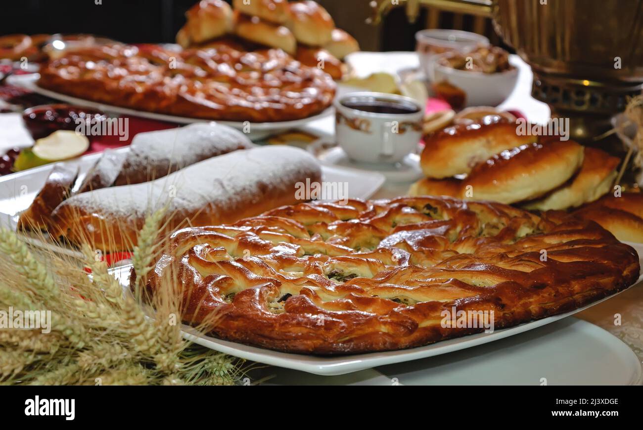 Gustosa torta di ciliegia ruddy sul tavolo Foto Stock