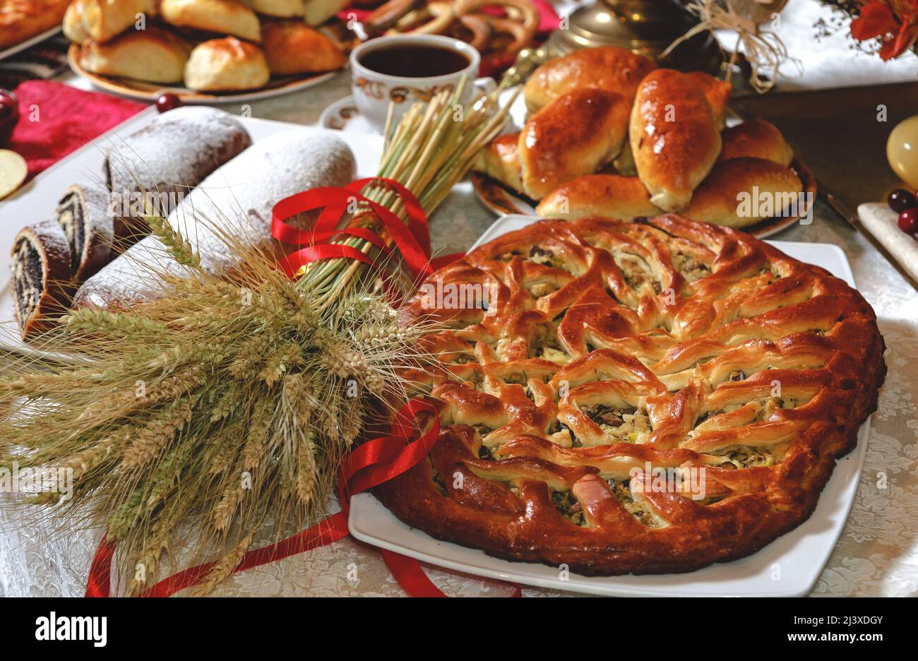 Gustosa torta di ciliegia ruddy sul tavolo Foto Stock
