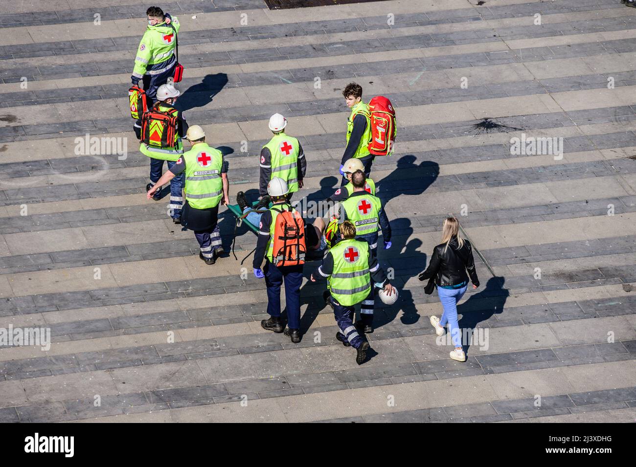 Intervento della Croce Rossa durante un evento pubblico | intervention des brancardiers et infirmiers de la croix-rouge pendant un evenement public Foto Stock