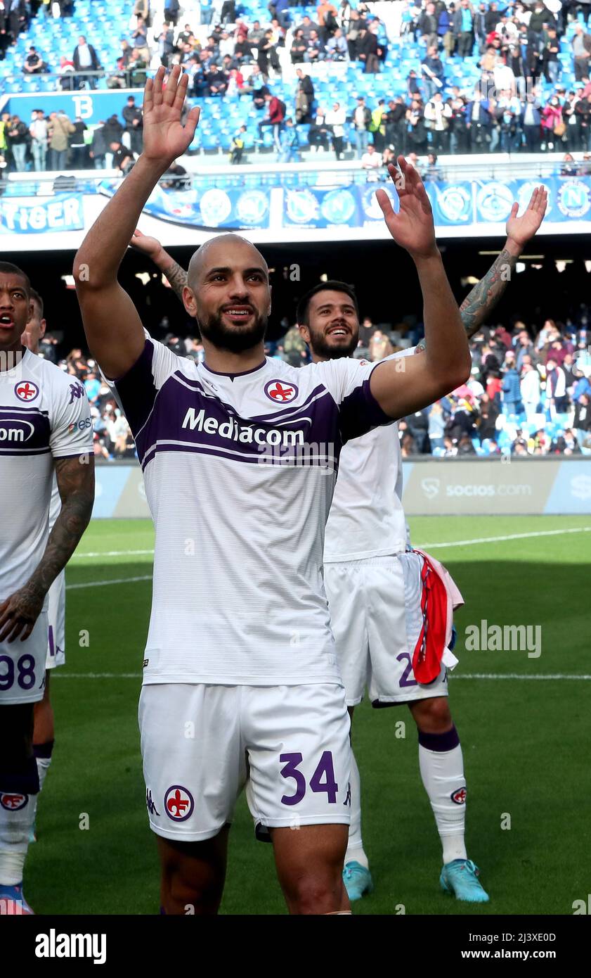 NAPOLI, ITALIA - APRILE 10: Sofyan Amrabat di ACF Fiorentina festeggia con i suoi compagni di squadra per la vittoria, durante la serie Una partita tra SSC Napoli e ACF Fiorentina il 10 aprile 2022 a Napoli. (Foto tramite MB Media) Foto Stock