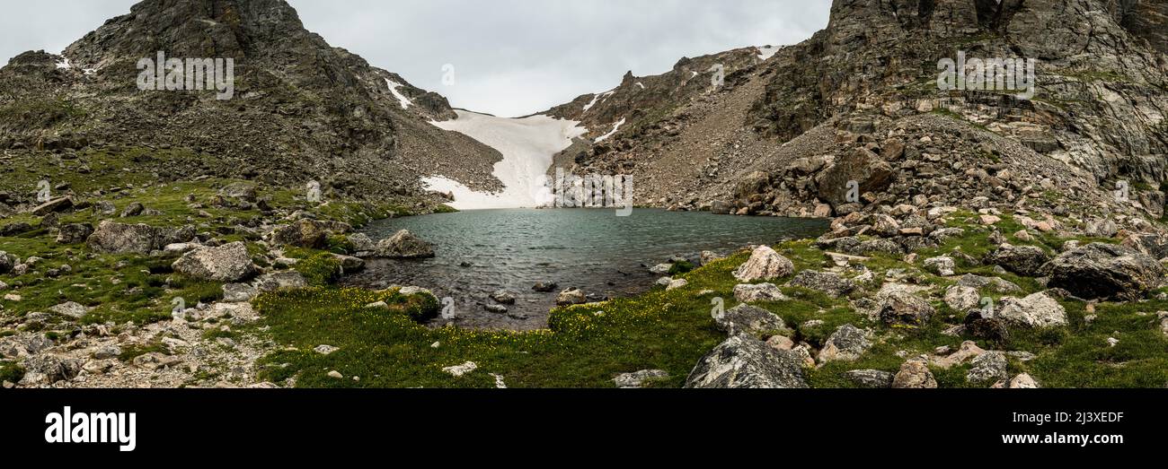 Panorama del ghiacciaio Andrews e del Tarn nel Parco Nazionale delle Montagne Rocciose Foto Stock