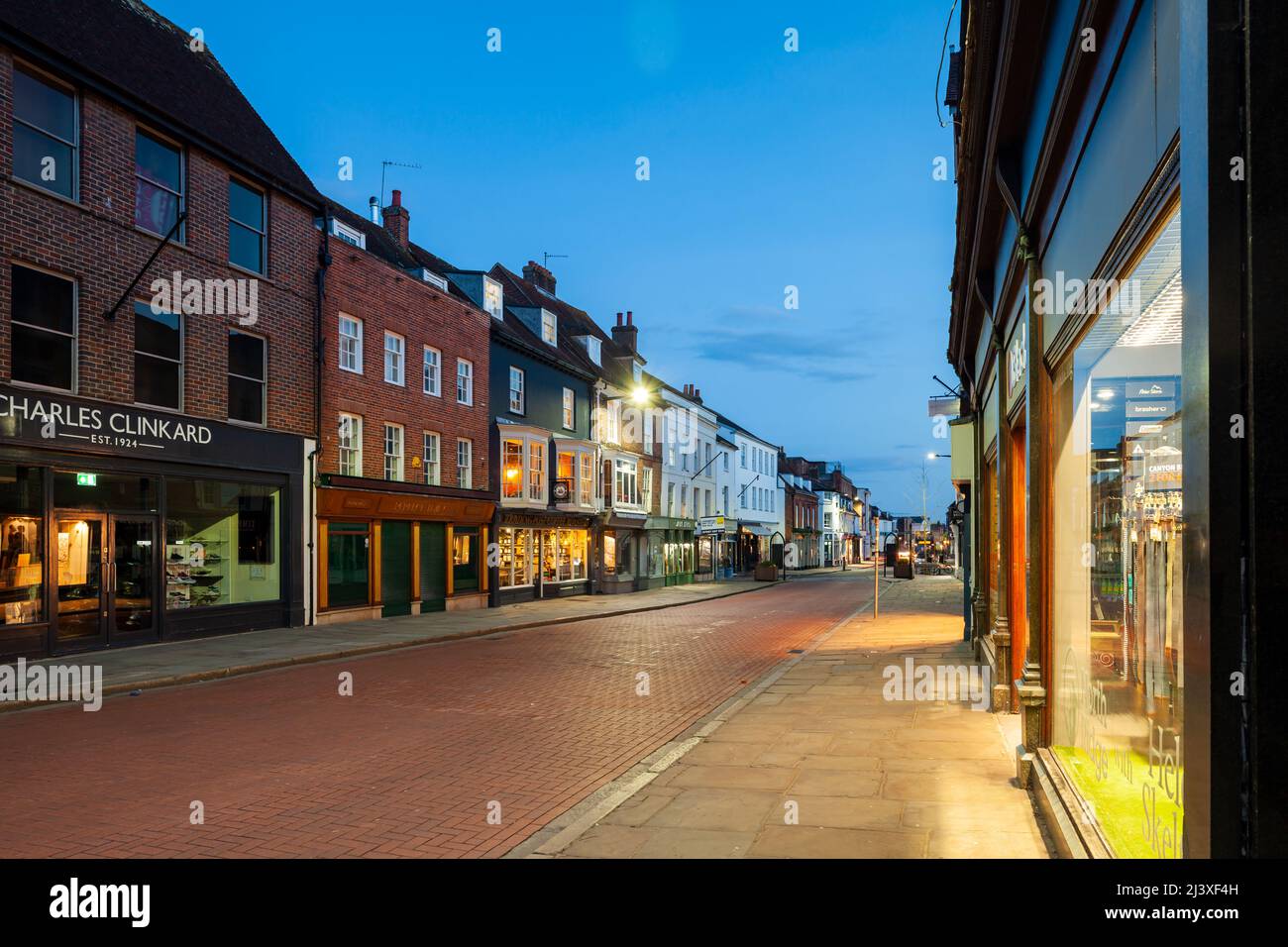 Serata su South Street nel centro di Chichester, West Sussex, Inghilterra. Foto Stock