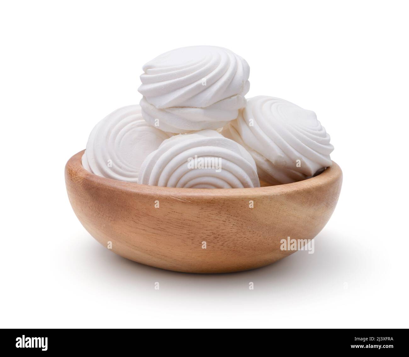 Marshmallows rotondi bianchi in una ciotola di legno isolata su bianco. Foto Stock