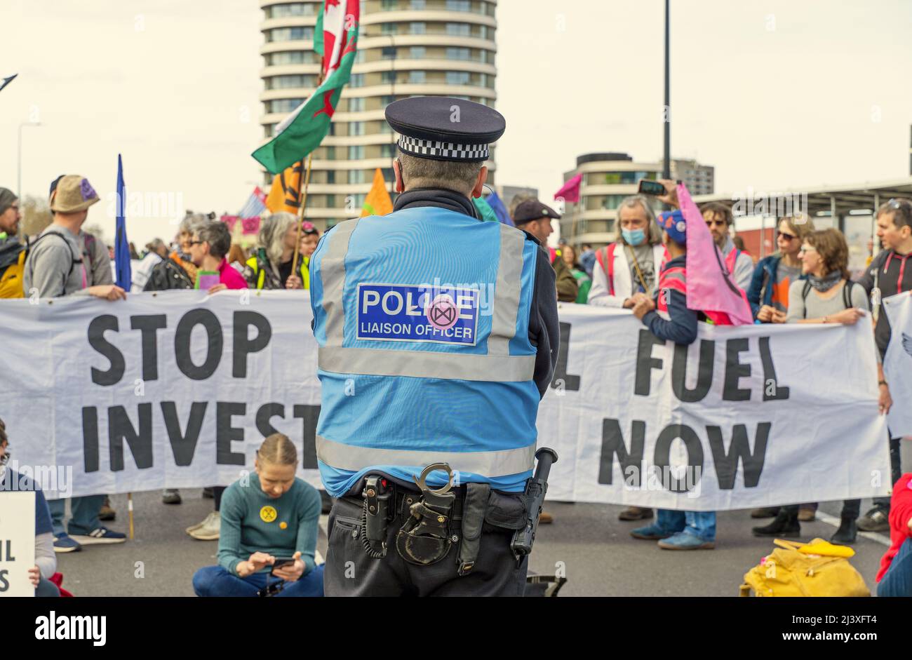 Estinzione la ribellione protesta per le strade di Londra contro l'uso di combustibili fossili e per sensibilizzare il pubblico sui cambiamenti climatici. Londra 10th aprile 2022 Foto Stock