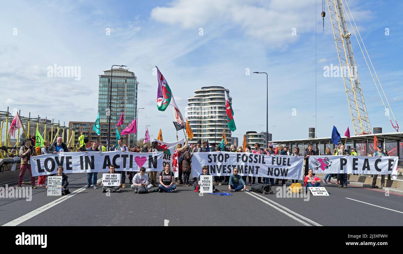 Estinzione la ribellione protesta per le strade di Londra contro l'uso di combustibili fossili e per sensibilizzare il pubblico sui cambiamenti climatici. Londra 10th aprile 2022 Foto Stock