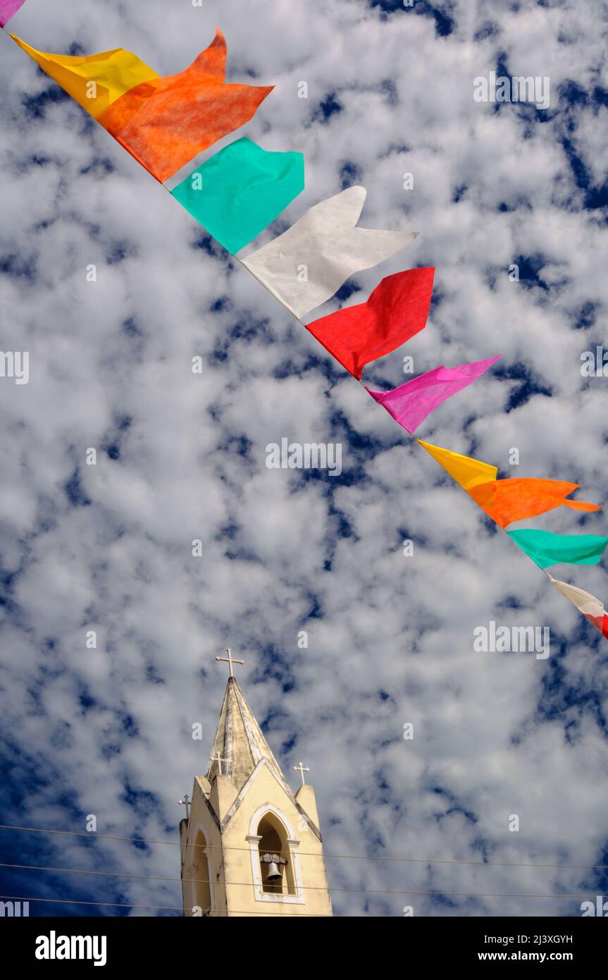 Cultura brasiliana: Feste di giugno con bandiere colorate Foto Stock