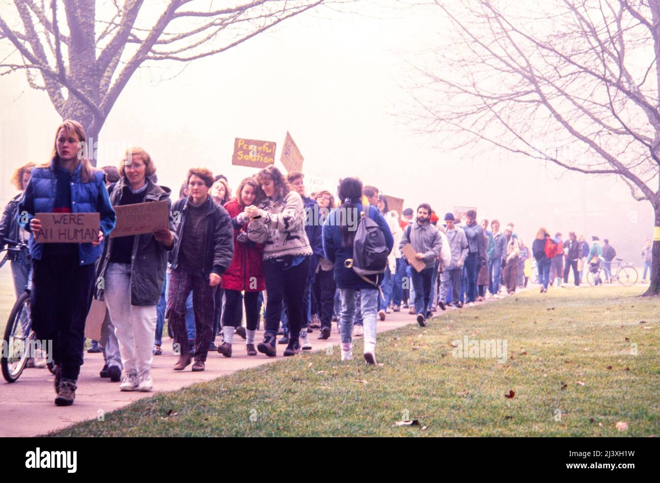 Protesta pacifica contro la guerra da parte degli studenti dell'Oregon state University in risposta al lancio da parte degli Stati Uniti dell'operazione Desert Storm nel gennaio 1991 in opposizione a Saddam Hussein e all'invasione del Kuwait da parte dell'Iraq Foto Stock