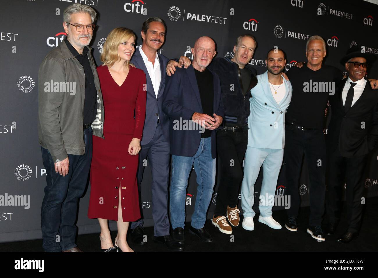 9 aprile 2022, Los Angeles, CA, USA: LOS ANGELES - Apr 9: Peter Gould, Rhea Seehorn, Tony Dalton, Johnathan Banks, Bob Odenkirk, Michael Mando, Patrick Fabian, Giancarlo Esposito al PaleyFEST 2022 - Better Call Saul al Dolby Theatre il 9 aprile 2022 a Los Angeles, CA (Credit Image: © Kay Blake/ZUMA Press Wire) Foto Stock