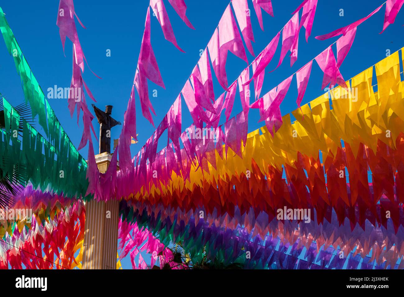 Bandiere colorate e palloncino decorativo per la festa di San Giovanni, che si svolge a giugno nel nord-est del Brasile Foto Stock