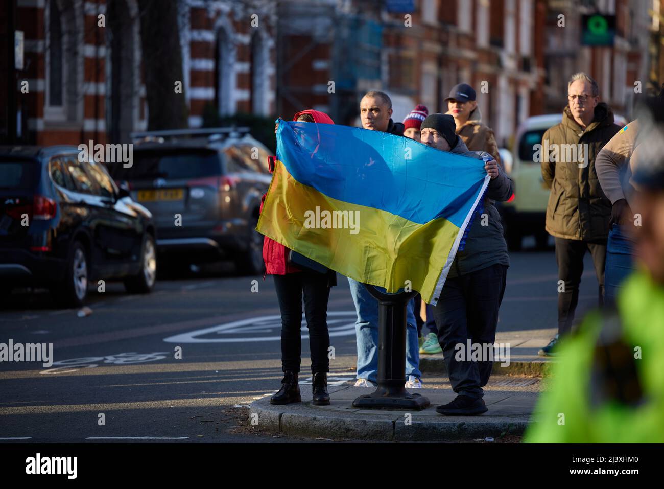 Stand per la protesta Ucraina, Londra vicino ambasciata russa in piedi per strada con bandiera Ucraina Foto Stock
