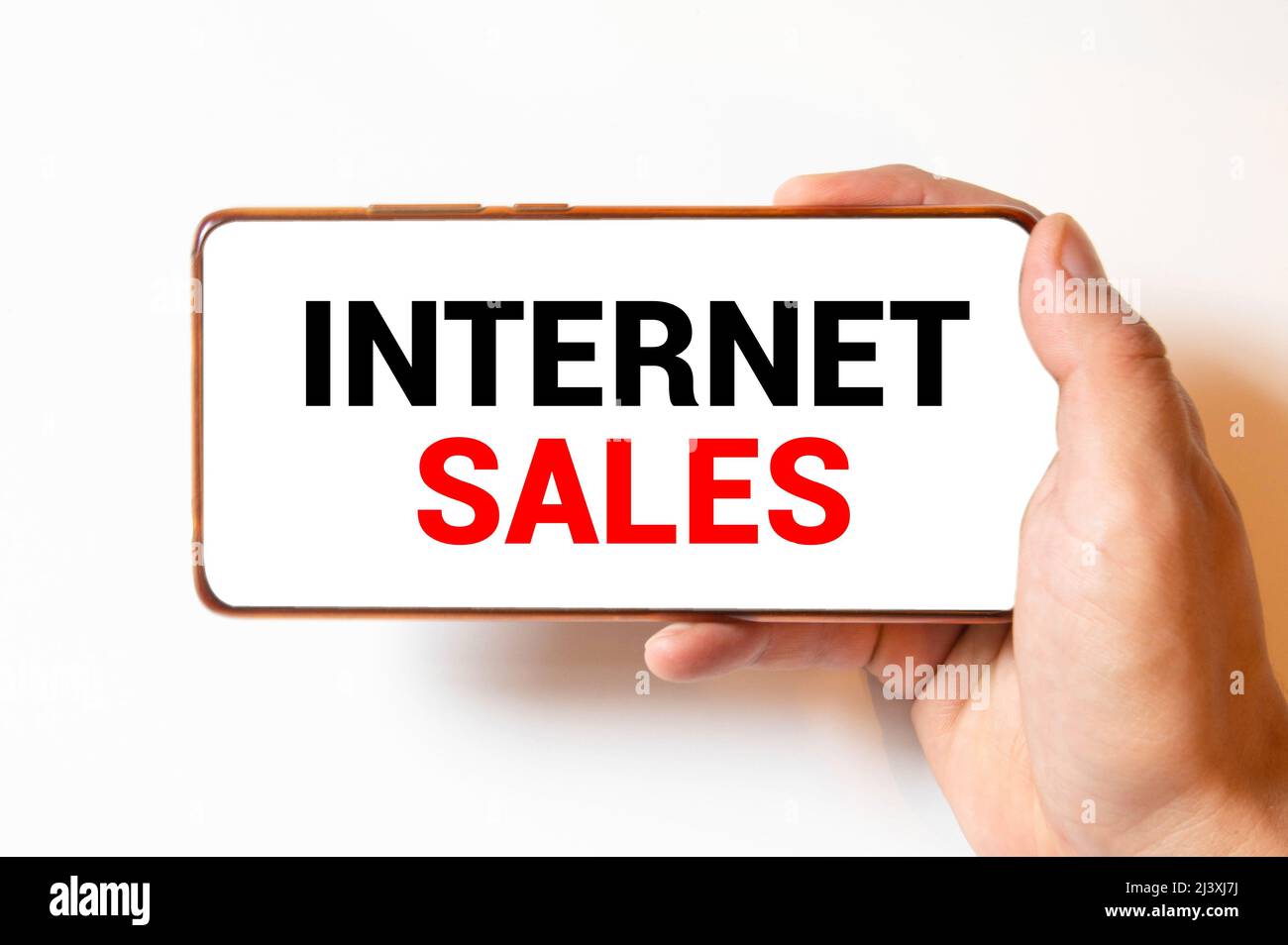 Computer, cestino con confezione regalo e lettere. L'iscrizione in inglese: Vendita. Negozi online di Natale. Vendite vacanze invernali, vendite stagionali, Black Ven Foto Stock