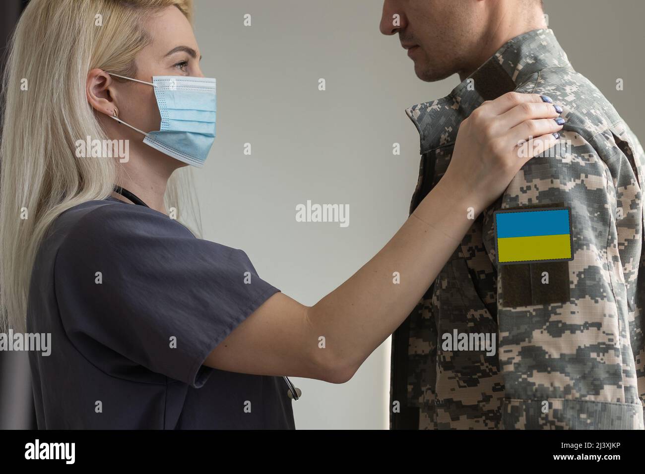 Soldato ucraino. Militarizzazione. Il difensore ucraino dice Arrivederci alla sua famiglia. Mobilitazione di uomini ucraini. Guerra di Ucraina e Russia Foto Stock