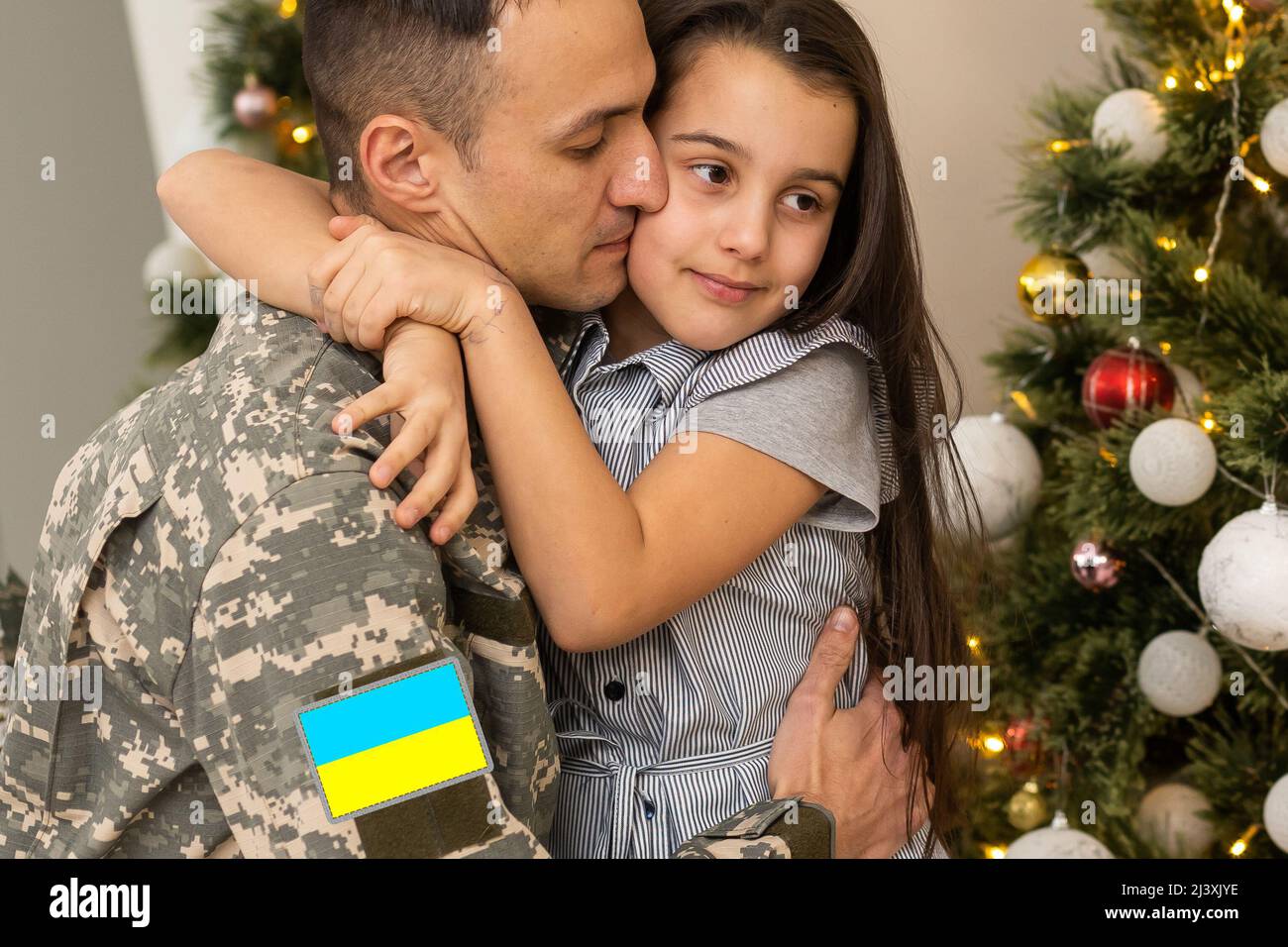 Soldato ucraino. Militarizzazione. Il difensore ucraino dice Arrivederci alla sua famiglia. Mobilitazione di uomini ucraini. Guerra di Ucraina e Russia Foto Stock