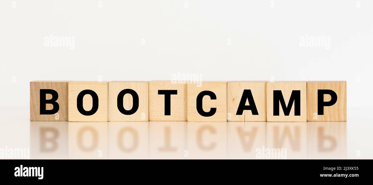 Concetto di parola di Bootcamp sui cubi Foto Stock