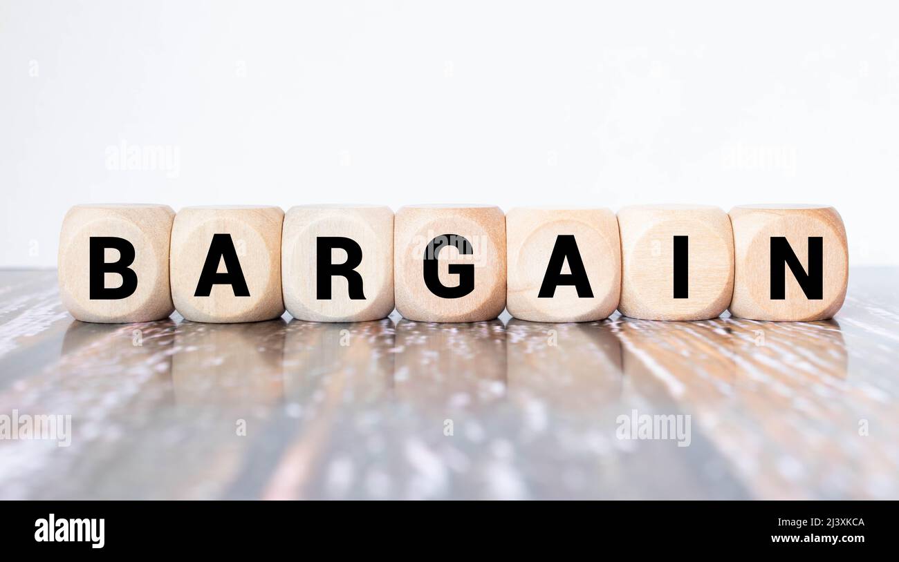 Testo affare su cubi di legno sfondo blu. Concetto di business Foto Stock