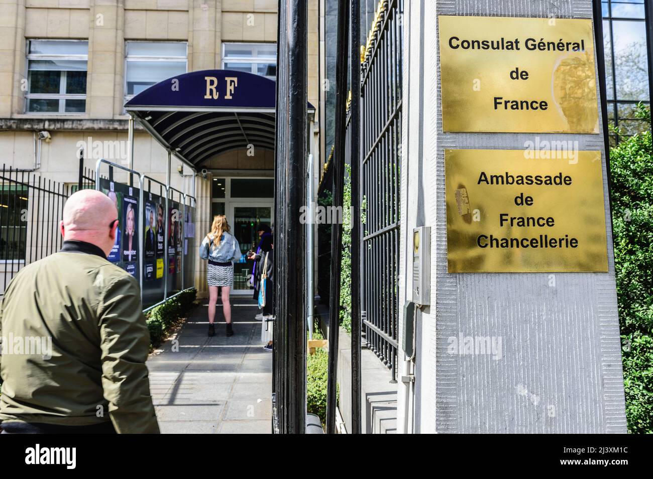 Un seggio nel consolato francese di Bruxelles per le elezioni francesi attrae a votare i francesi che vivono a Saint-Josse. | Des bureaux de votes Foto Stock