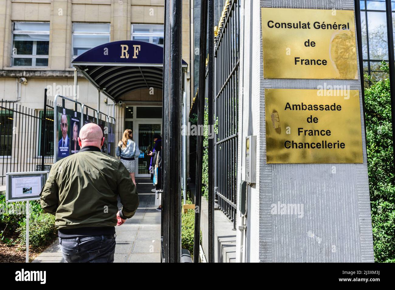 Un seggio nel consolato francese di Bruxelles per le elezioni francesi attrae a votare i francesi che vivono a Saint-Josse. | Des bureaux de votes Foto Stock
