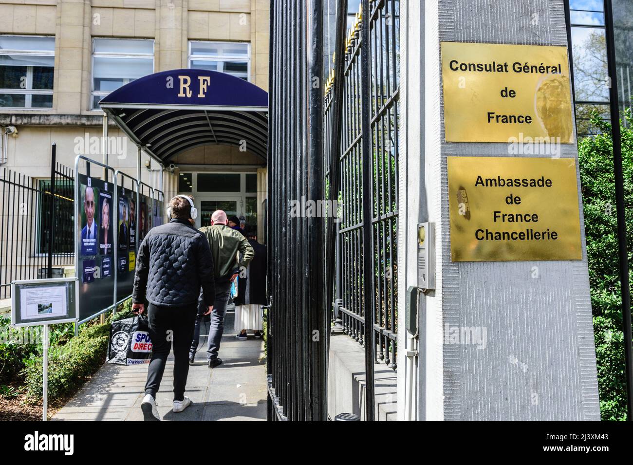 Un seggio nel consolato francese di Bruxelles per le elezioni francesi attrae a votare i francesi che vivono a Saint-Josse. | Des bureaux de votes Foto Stock