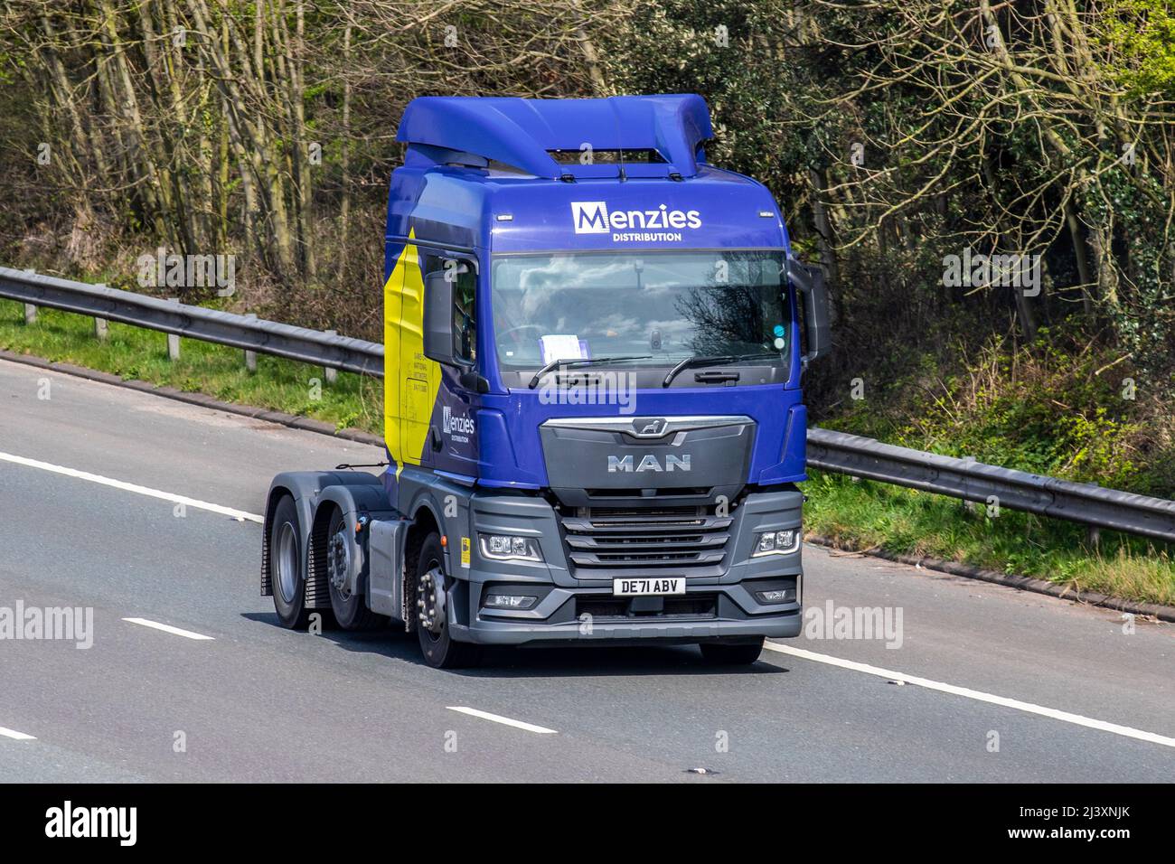 Distribuzione Menzies; Blue MAN 26,510 6x2/2 BLS XX 12419cc unità motrice diesel; guida sull'autostrada M61 Regno Unito Foto Stock