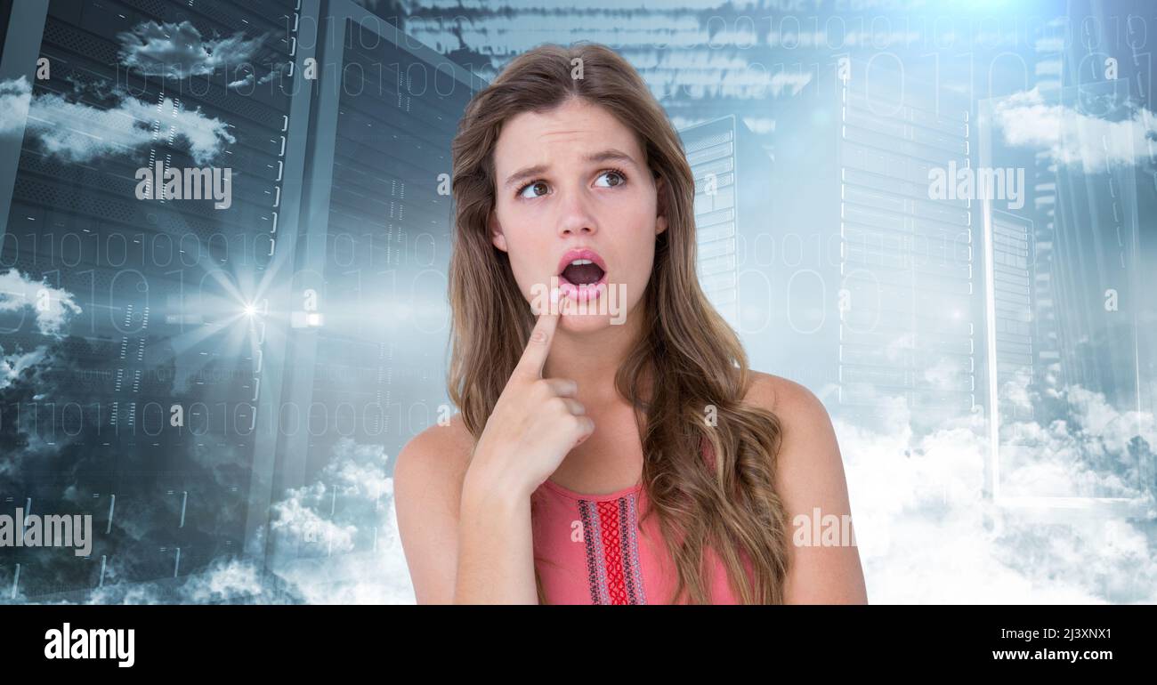 Donna caucasica confusa contro l'elaborazione dei dati, server di computer e cloud Foto Stock
