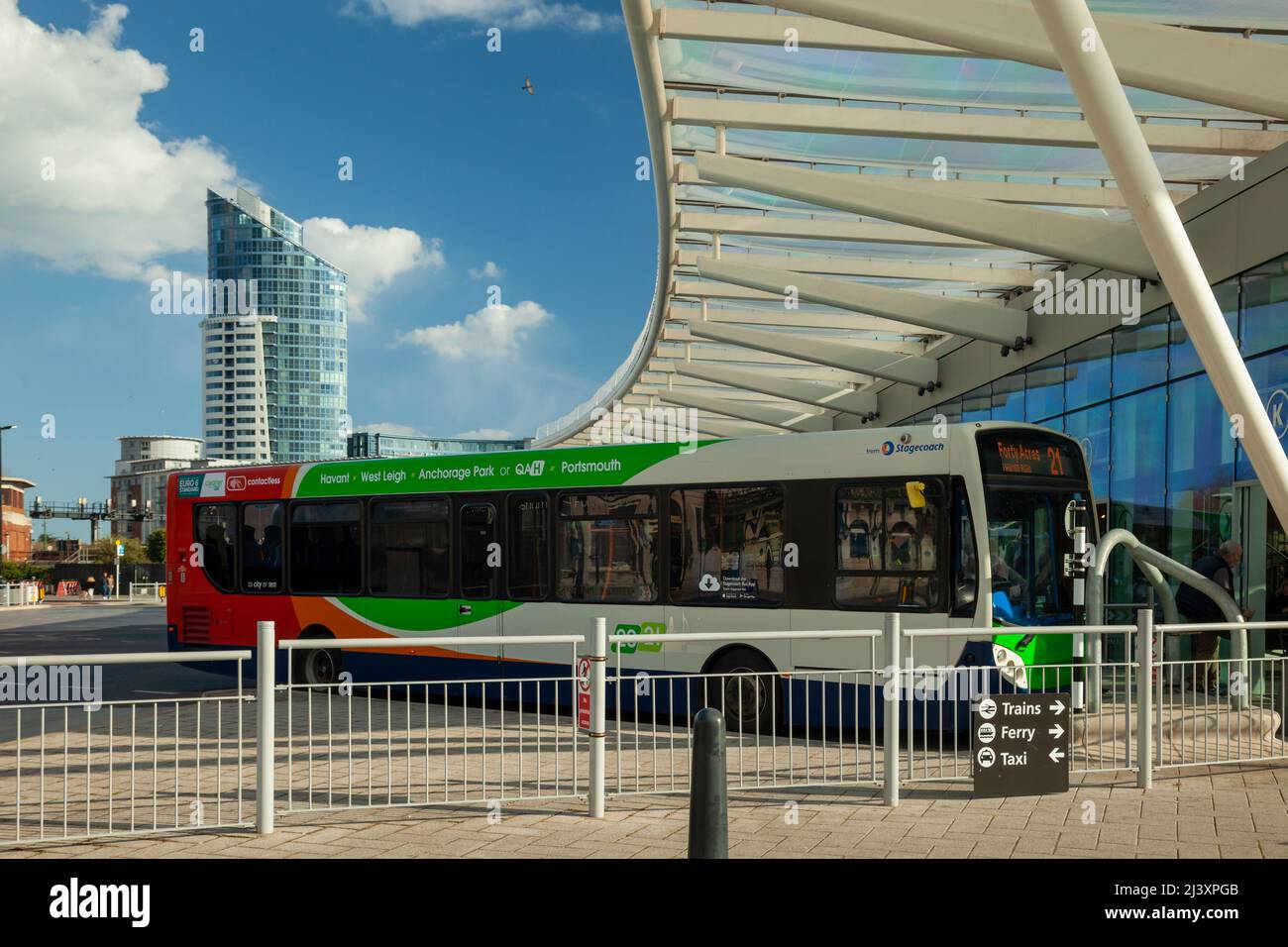 Autobus parcheggiato all'Hard Interchange nel porto di Portsmouth, Hampshire, Inghilterra. Foto Stock