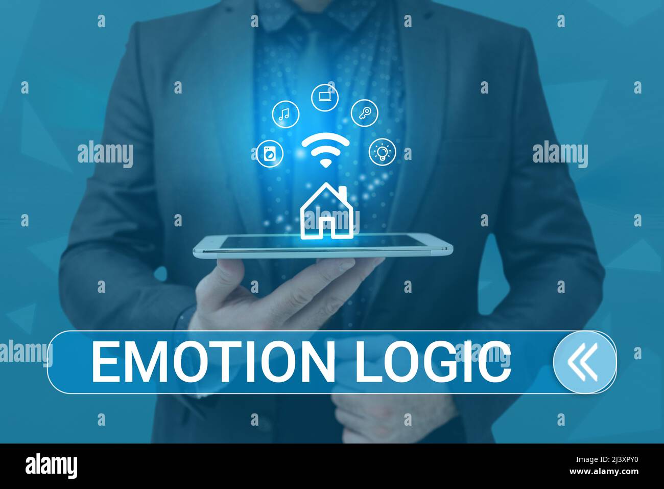 Scrittura mano segno Emotion Logic. Parola per cuore o anima del cervello o confusione di intelligenza equilibrio uguale uomo che tiene schermo del telefono mobile che mostra il Foto Stock