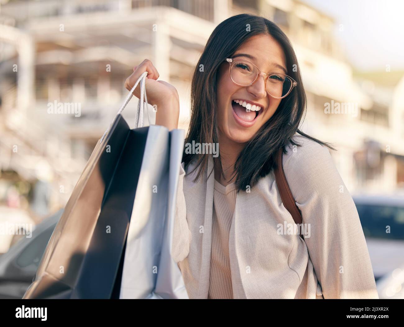 I migliori acquisti della stagione. Ritratto di una giovane donna attraente che cammina da sola fuori mentre si fa shopping in città. Foto Stock