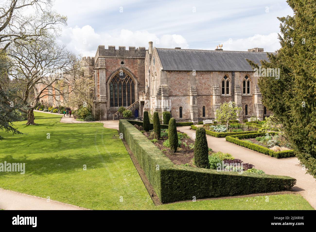 Il giardino erbaceo confina con l'architettura al Bishops Palace Wells, Somerset, Inghilterra, Regno Unito Foto Stock