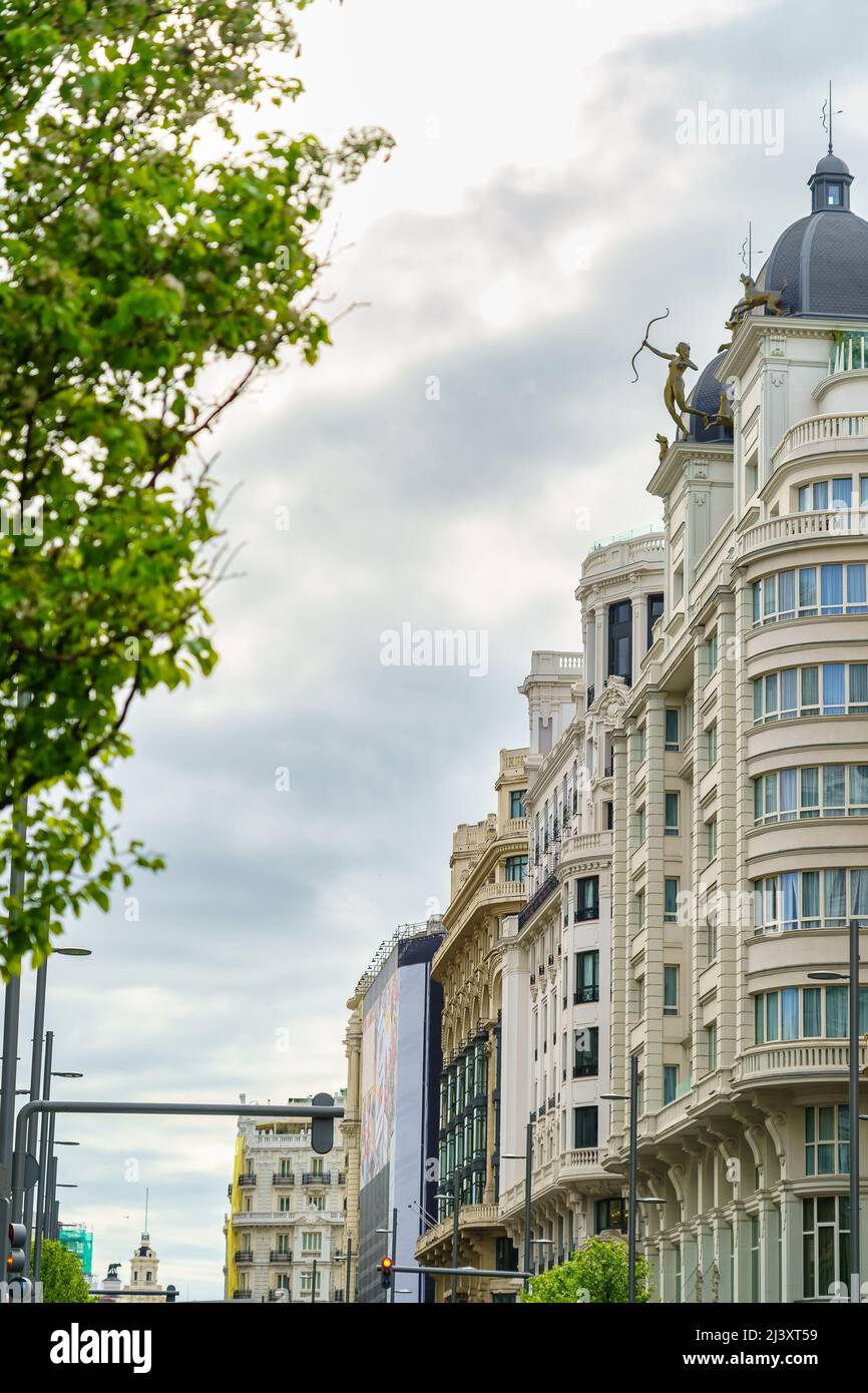 Facciate di edifici famosi nella città monumentale di Madrid, Spagna. Foto Stock