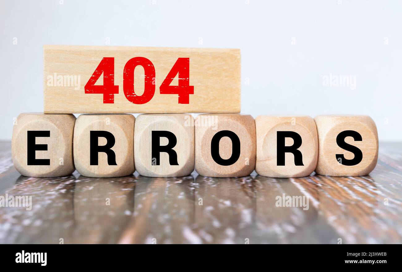 Errori parola scritta sul blocco di legno. Errori testo sul tavolo in legno per il desing, concetto. Foto Stock