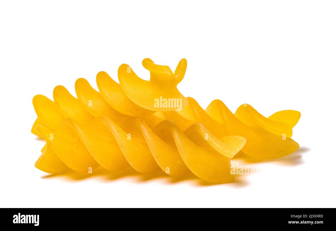 Il Fusilli italiano isolato su sfondo bianco Foto Stock