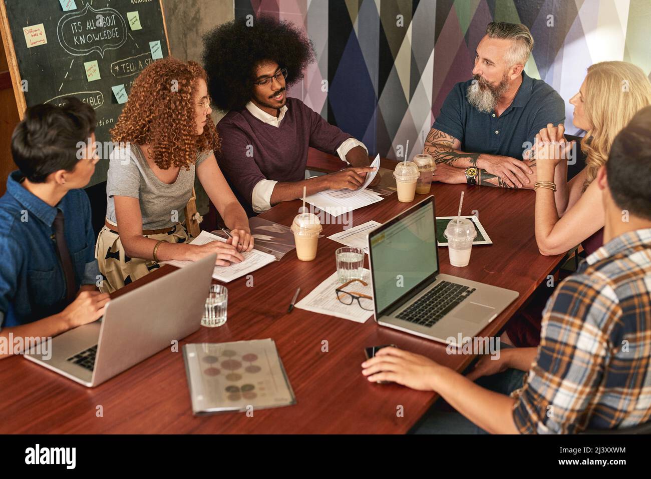 Creare e collaborare è la strada del successo. Scatto corto di colleghi creativi che hanno una riunione in un ufficio moderno. Foto Stock