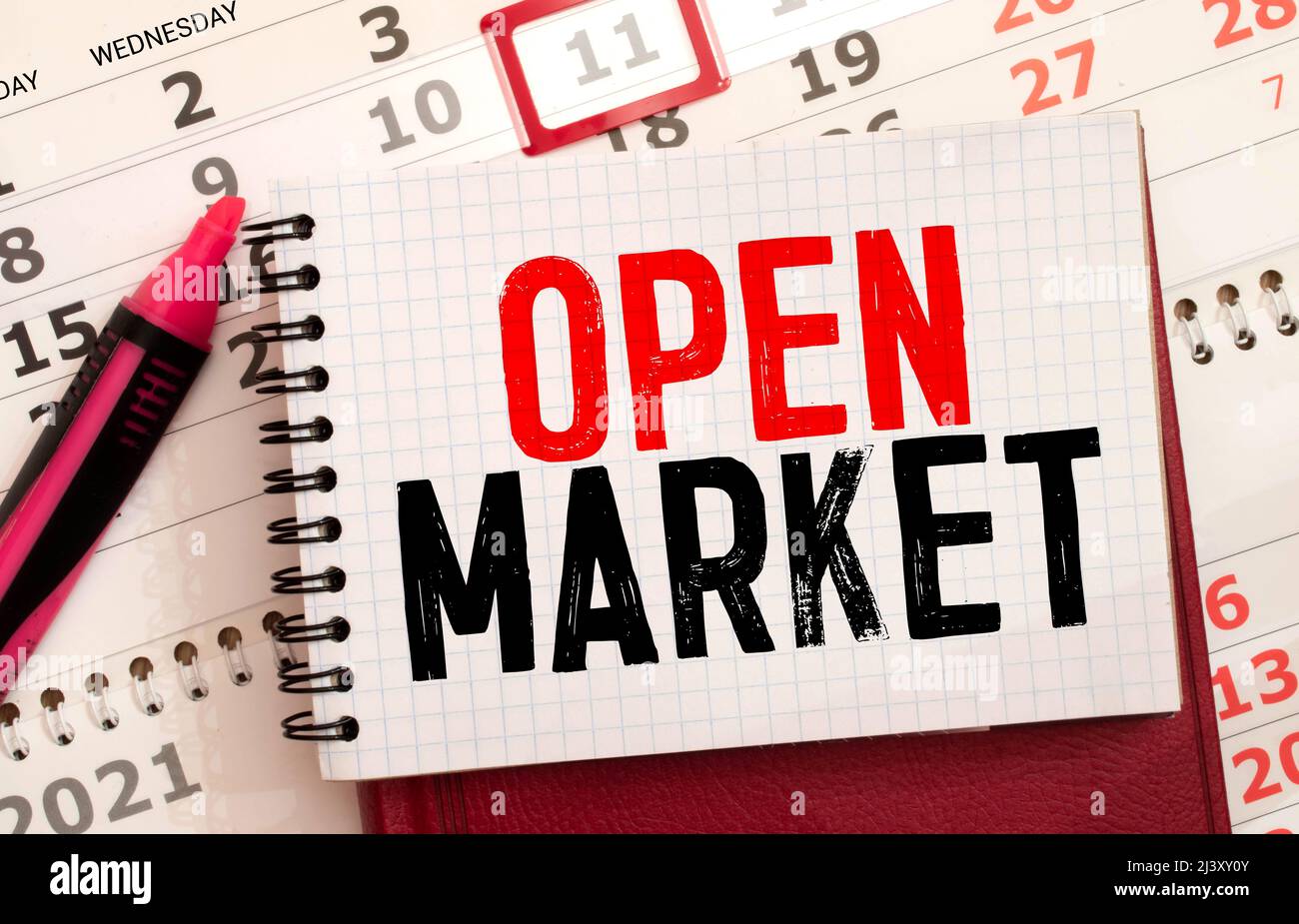 Texte sur GLOBAL MARKETING su un blocco note con occhiali e documenti di testo. Potrebbe essere per il commercio, finanziario e concetti di vendita Foto Stock