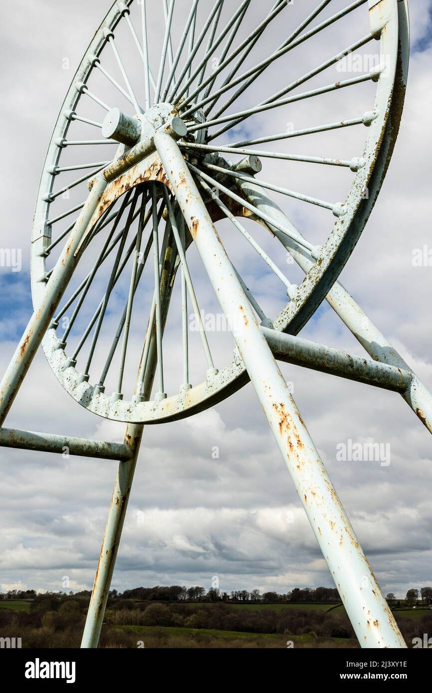 Newcastle-under-Lyme, Staffordshire, 04,08.2022, Apedale pit wheel memoriale e vasca di carbone situato nel parco comunale di Apedale, ex miniera di opencast Foto Stock