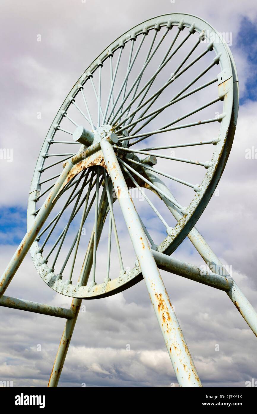 Newcastle-under-Lyme, Staffordshire, 04,08.2022, Apedale pit wheel memoriale e vasca di carbone situato nel parco comunale di Apedale, ex miniera di opencast Foto Stock