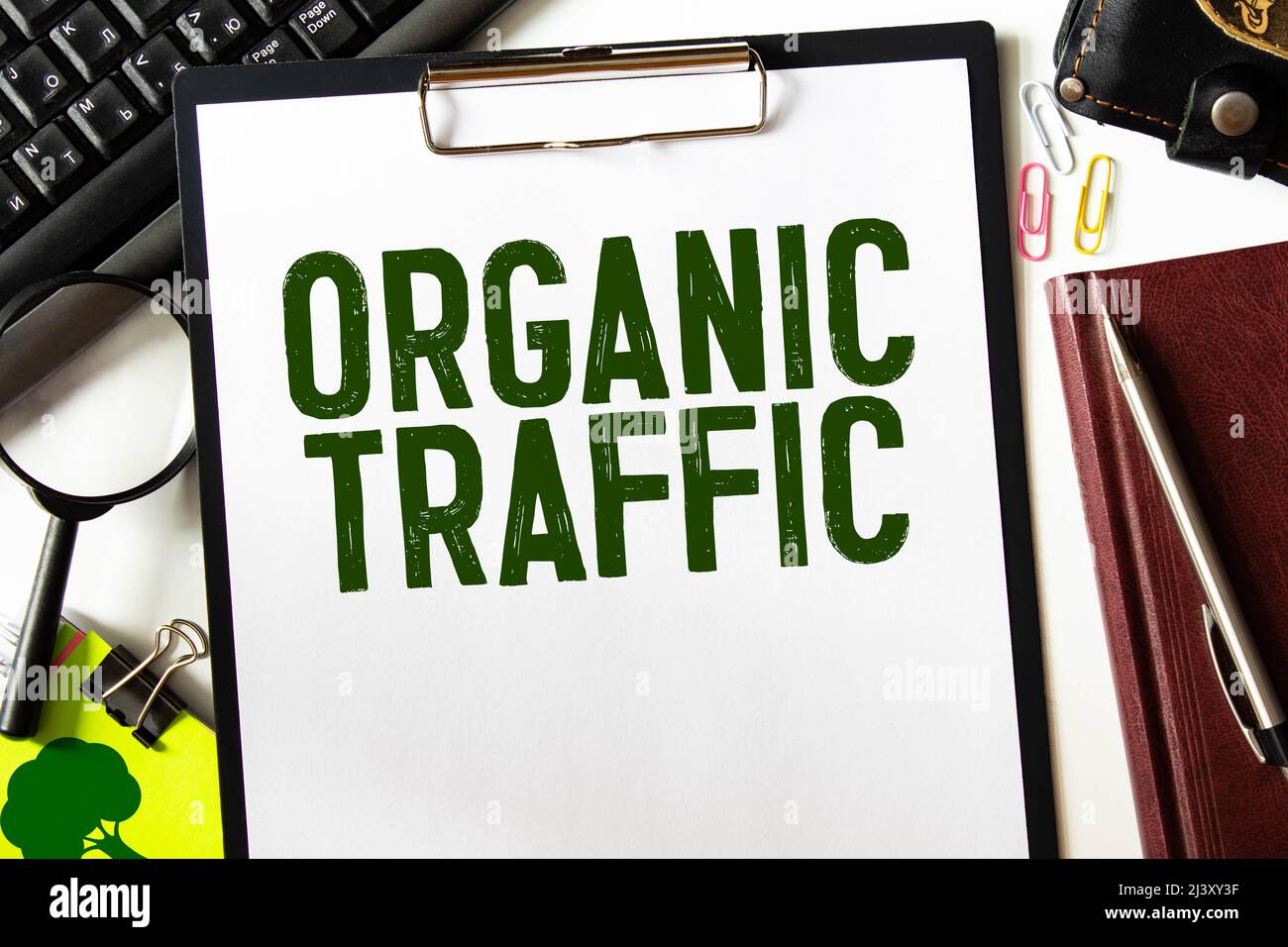 Traffico SEO organico - testo su un notebook con una molla e una maniglia grigia. Foto Stock