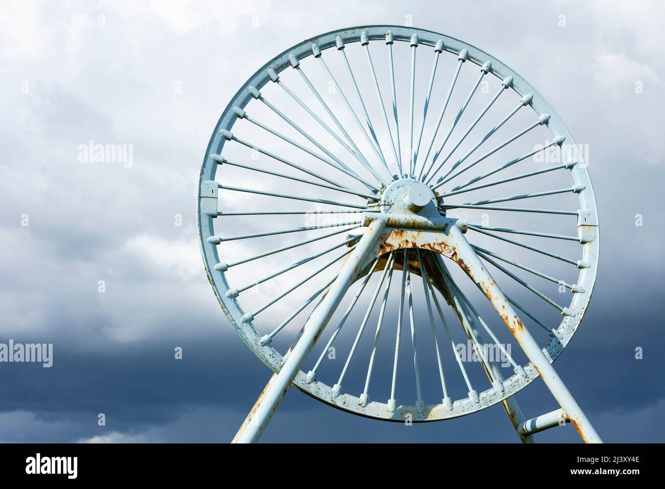 Newcastle-under-Lyme, Staffordshire, 04,08.2022, Apedale pit wheel memoriale e vasca di carbone situato nel parco comunale di Apedale, ex miniera di opencast Foto Stock
