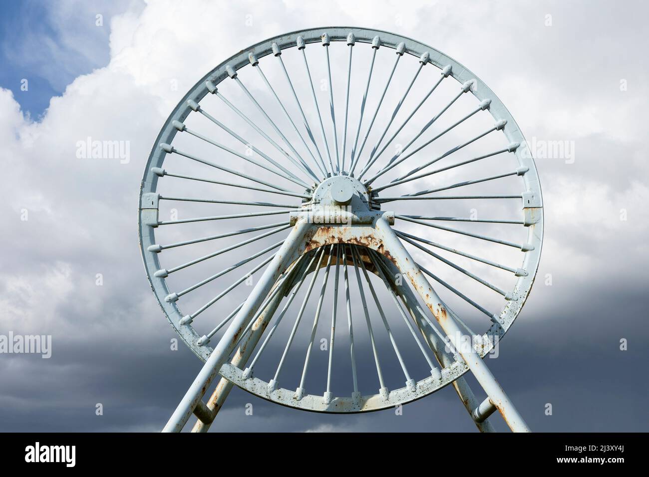 Newcastle-under-Lyme, Staffordshire, 04,08.2022, Apedale pit wheel memoriale e vasca di carbone situato nel parco comunale di Apedale, ex miniera di opencast Foto Stock