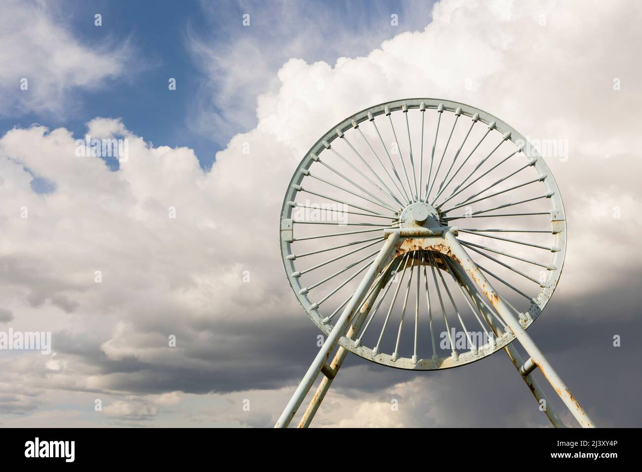 Newcastle-under-Lyme, Staffordshire, 04,08.2022, Apedale pit wheel memoriale e vasca di carbone situato nel parco comunale di Apedale, ex miniera di opencast Foto Stock