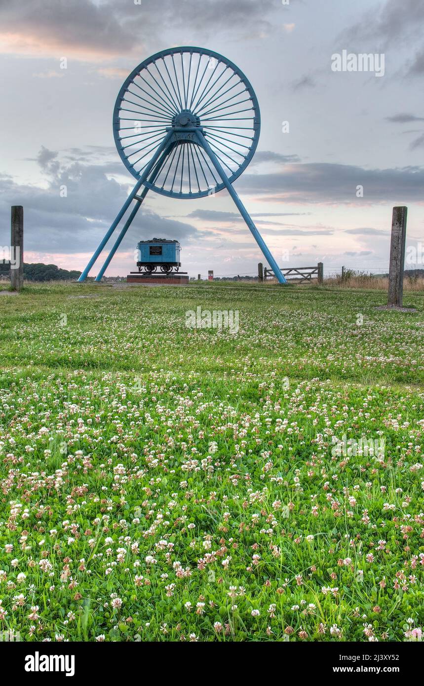 Newcastle-under-Lyme, Staffordshire, 04,08.2022, Apedale pit wheel memoriale e vasca di carbone situato nel parco comunale di Apedale, ex miniera di opencast Foto Stock