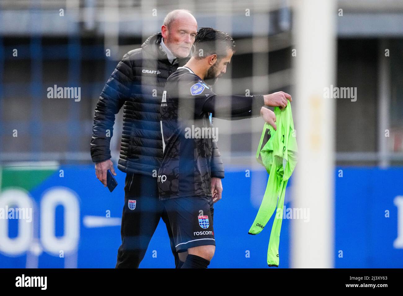 ZWOLLE - il portiere di PEC Zwolle Kostas Lamprou cambia il suo vestito durante la partita olandese di Eredivie tra PEC Zwolle e AZ allo stadio MAC3Park il 10 aprile 2022 a Zwolle, Paesi Bassi. ANP ED DEL POL Foto Stock